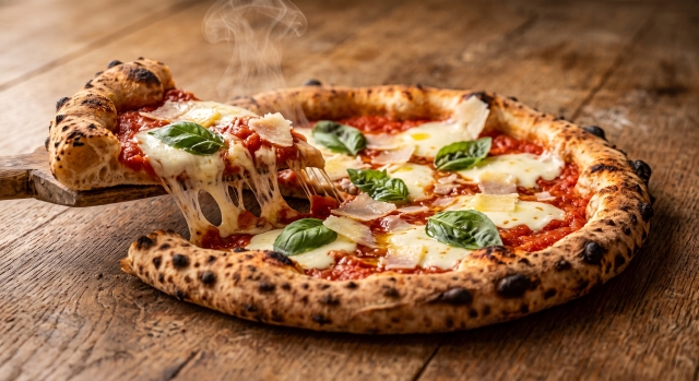 Pizza Bufala - Pomodoro del Gargano, mozzarella di Bufala Campana DOP, scaglie di Parmigiano Reggiano 18 mesi, basilico fresco, olio extravergine salentino
